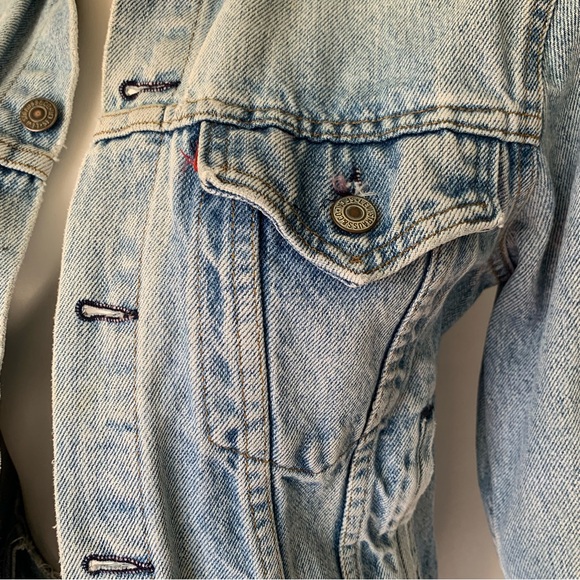 v i n t a g e :: Levis Denim Jacket Distressed Light Wash - Picture 14 of 15